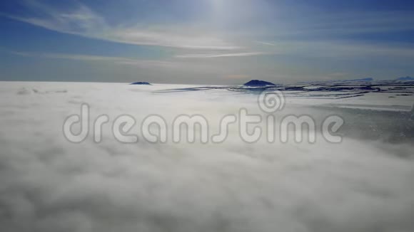 用阳光飞过移动的云背景为云和山峰视频的预览图