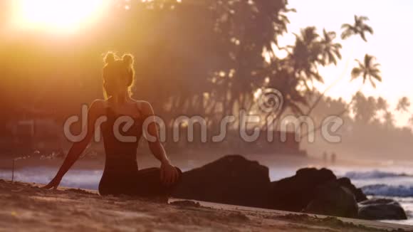 女人的剪影冥想太阳从手掌后面升起视频的预览图