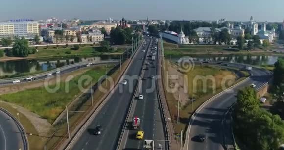 夏季桥上交通车的鸟瞰图视频的预览图