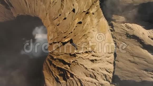 垂直视频从空中俯瞰腾格内著名的活跃的Bromo火山或GunungBromo山的火山口视频的预览图