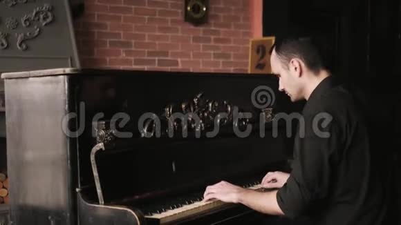 钢琴家在老式房子里弹钢琴的近景视频的预览图