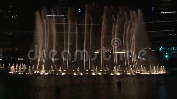 壮观的夜舞喷泉表演迪拜视频的预览图