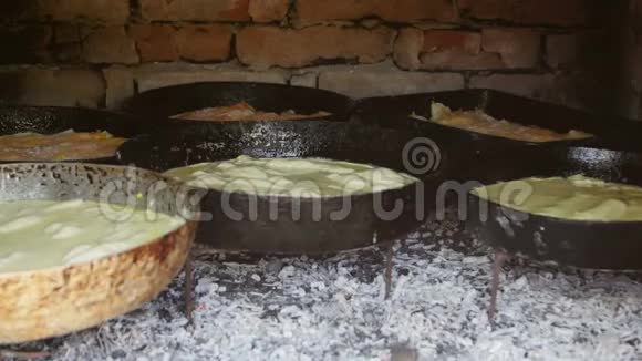 不同类型的烤饼在木烧砖烤箱视频的预览图