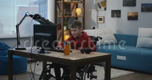 有视频通话的残疾男孩视频的预览图