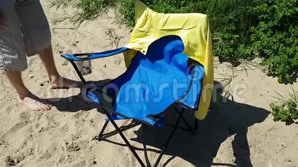 那个年轻人检查撕破的沙滩椅在该国度假期间设备损坏视频的预览图