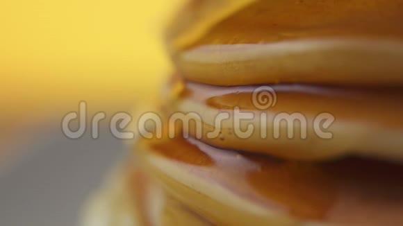 在一堆煎饼上浇蜂蜜动作缓慢视频的预览图