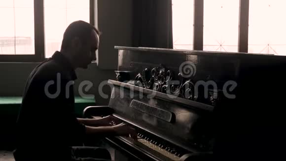 侧视图在老式室内演奏老式钢琴的钢琴家视频的预览图