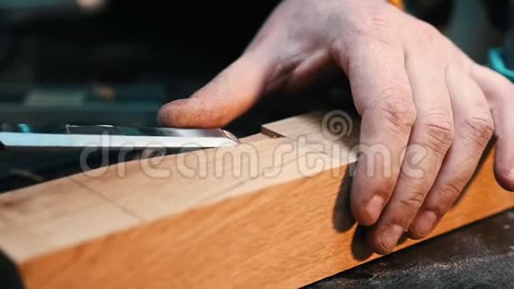 木工行业一名木工用凿子切割并打磨木器上的凹槽视频的预览图