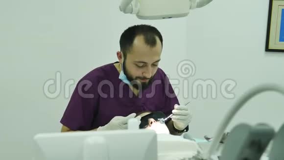 牙医检查一位正在解释健康的女性病人视频的预览图
