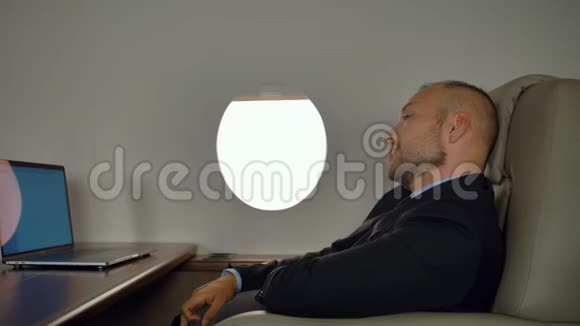 有钱的企业家在私人飞机里的笔记本上工作视频的预览图