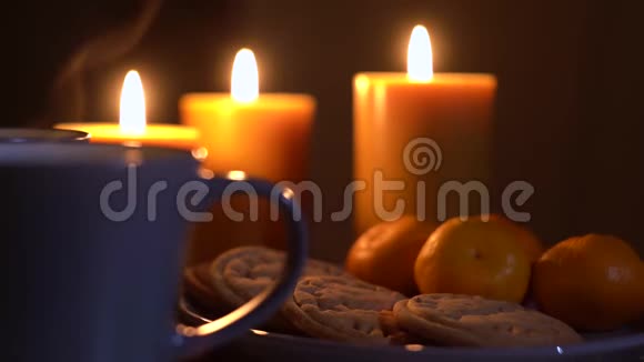 不错的假期镜头重点是茶蒸汽与蜡烛橘子和自制饼干的背景视频的预览图
