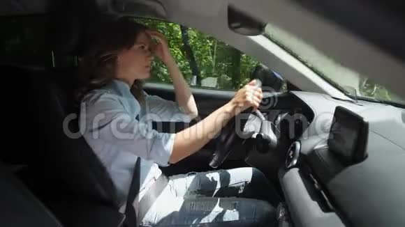 一个漂亮的女人开着现代化的汽车沿着乡间小路行驶视频的预览图