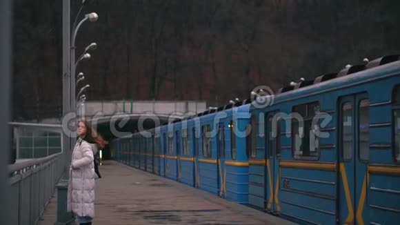 蓝色的地铁列车在基辅的Dnieper河大桥上离开地面站视频的预览图