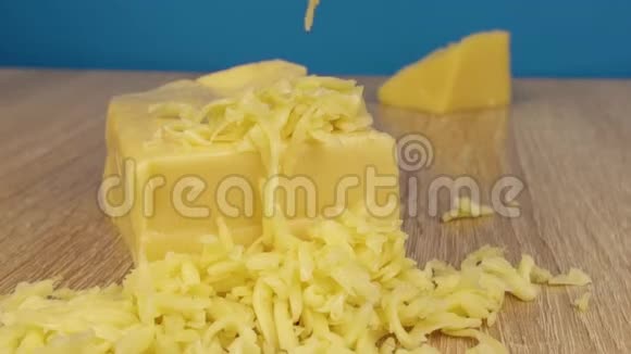 一整块奶酪都被浇成慢动作视频的预览图