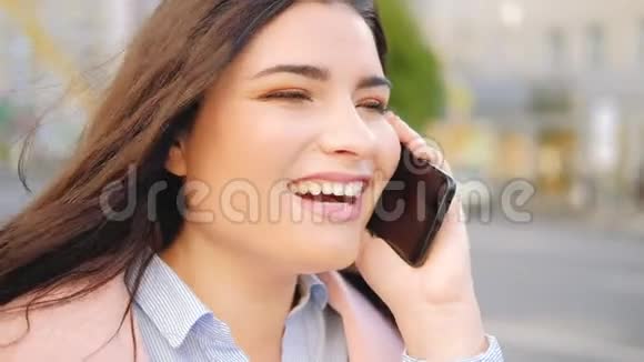 爆笑女人聊天手机街视频的预览图