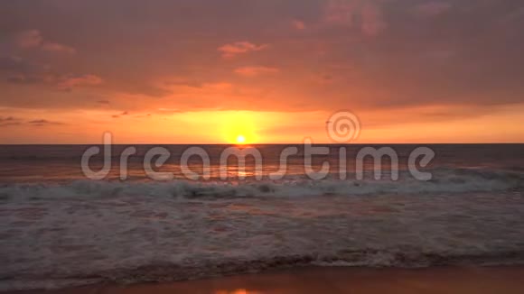 令人惊叹的海景日落海洋上美丽的日落全景视频的预览图