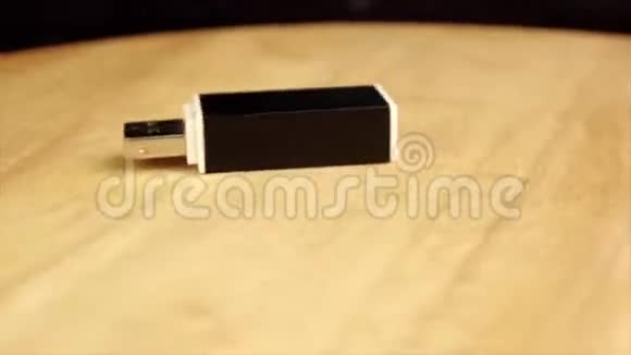 黑白微型SD适配器在木制平台上360度旋转视频的预览图