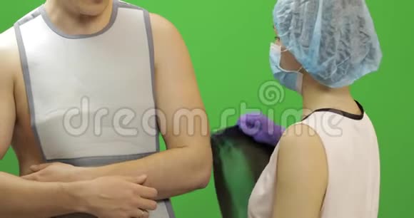 肩膀受伤的人护士检查x光固定肩部的绷带视频的预览图