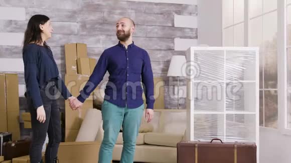 高加索夫妇对他们的新公寓感到兴奋视频的预览图