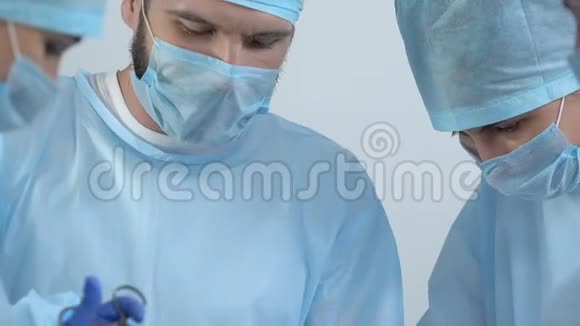 统一手术病人的医务工作者专业诊所团队外科视频的预览图
