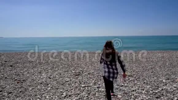 快乐的女人跑到水中举起手臂在暑假玩得很开心视频的预览图