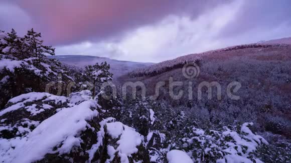 雪景的日落时间流逝云雾缭绕的雪山森林景观日落时间流逝视频的预览图