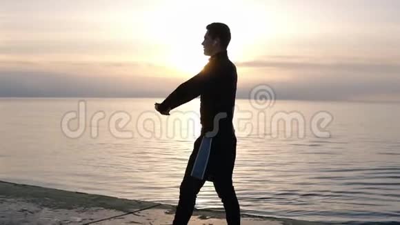 一个男人在清晨的黄昏中温暖起来在清晨的锻炼中从事运动高加索人在锻炼伸展身体视频的预览图