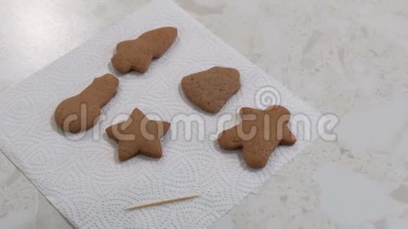 孩子们手纠正姜饼饼干的形状是星号一个人一个铃铛和一棵圣诞树圣诞饼干视频的预览图