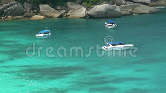 俯瞰的小船停泊在可爱的海湾视频的预览图