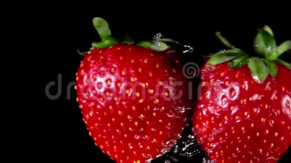 两颗美味的大红草莓相互碰撞视频的预览图