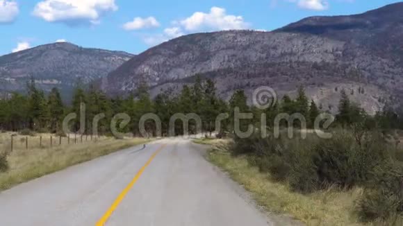 在蜿蜒曲折的道路上穿越大自然视频的预览图