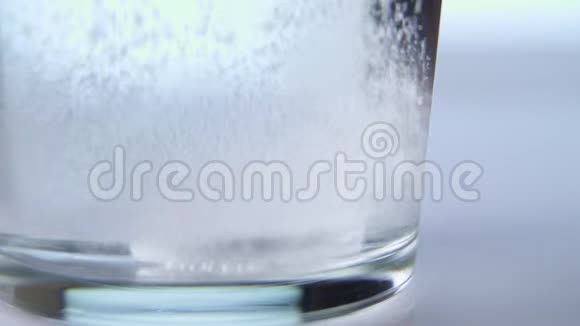 泡腾片落在玻璃底部的白色背景视频的预览图