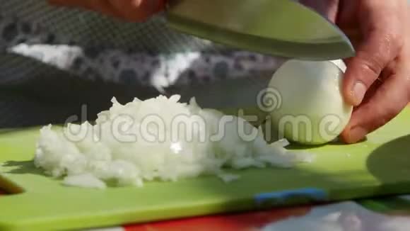 家庭主妇烹饪前切洋葱视频的预览图
