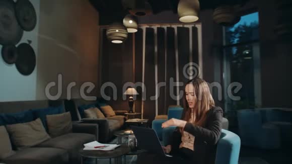 商务女性使用笔记本电脑进行办公休息室的在线视频通话视频的预览图
