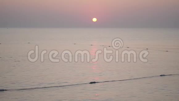 东方乡村美丽的红日落太阳落在平静的海洋或海洋上在土耳其滚滚波涛视频的预览图