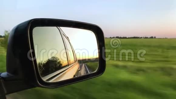 在高速公路上行驶时汽车的右镜反射视频的预览图