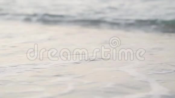 画面中绿松石泡沫般的波浪滚向沙滩海滩上迷人的海洋或海洋美丽的土耳其自然视频的预览图