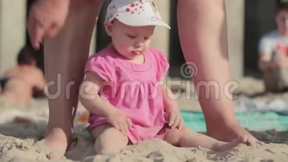 小女孩在沙滩上玩沙子视频的预览图