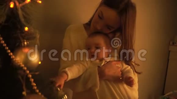 小女孩和她妈妈在圣诞树上视频的预览图