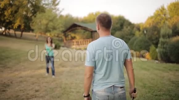 一家人在公园里男人和女人打羽毛球视频的预览图