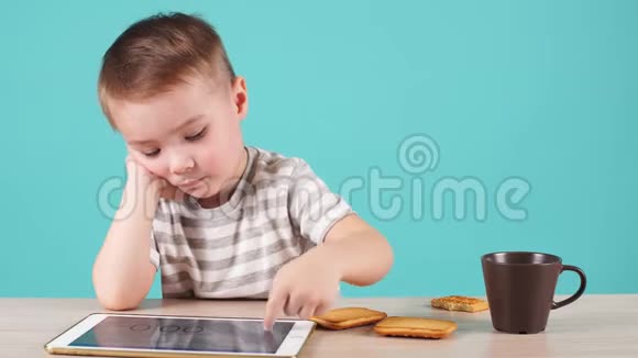 专注的小男孩用平板电脑学习新课程视频的预览图