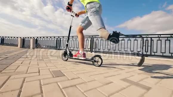 有假腿的人骑滑板车的慢动作视频的预览图