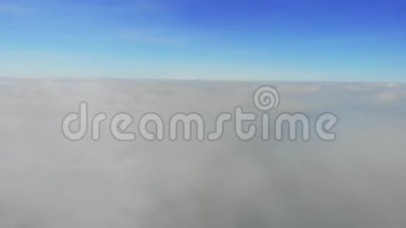 在云层之上飞行令人难以置信的奇妙景观与移动的云视频的预览图