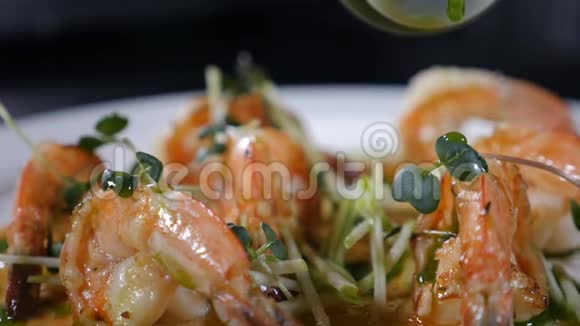 健康食品和素食理念餐厅烹饪把美味的酱汁浇在盘子里的绿叶上视频的预览图