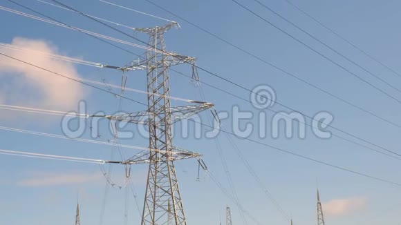 电力网络高压电力线路及配电装置的铁杆视频的预览图