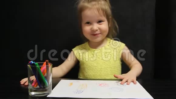小女孩一边画画一边笑着玩视频的预览图