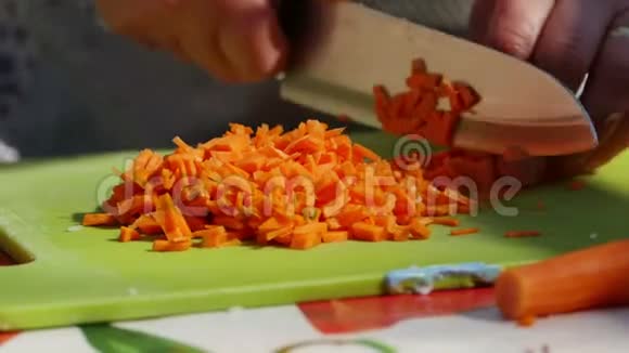 家庭主妇做饭前切胡萝卜视频的预览图