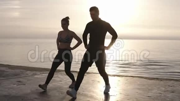 健身健身体育活动户外理念专业健身人士在海边工作视频的预览图