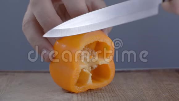 厨师正在木板上切橙铃椒切菜做新鲜沙拉素食视频的预览图