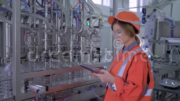工厂的现代技术工业工人女性进入头盔使用数字平板控制输送机的运行视频的预览图